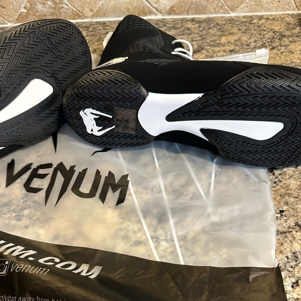 VENUM Contender boxing shoes size 12 - Picture 5 of 5